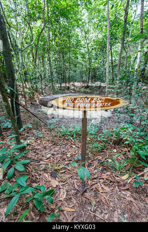 B 52 Bombentrichter auf der ikonischen Cu Chi Tunnel Netzwerk, versteckte Viet Cong Tunnel, einer touristischen Attraktion, Saigon (Ho Chi Minh City), South Vietnam Stockfoto