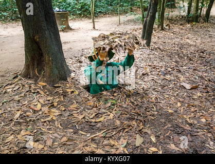 Demonstration der Verwendung einer Falltür in der Cu Chi Tunnel Netzwerk von versteckten Tunneln durch die Viet Cong Soldaten, Saigon (Ho Chi Minh City), South Vietnam Stockfoto