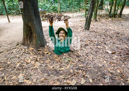 Demonstration der Verwendung einer Falltür in der Cu Chi Tunnel Netzwerk von versteckten Tunneln durch die Viet Cong Soldaten, Saigon (Ho Chi Minh City), South Vietnam Stockfoto