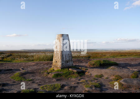 High Neb Trig Point, Stanage Edge, Peak District Nationalpark Sheffield, England Großbritannien Stockfoto