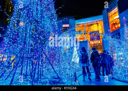 TOKYO, Japan - 27 November 2015: Illuminationen bis Licht im Caretta Shiodome Einkaufszentrum im Stadtteil, Viertel Odaiba. Die illuminationen" für vorbereitet Stockfoto