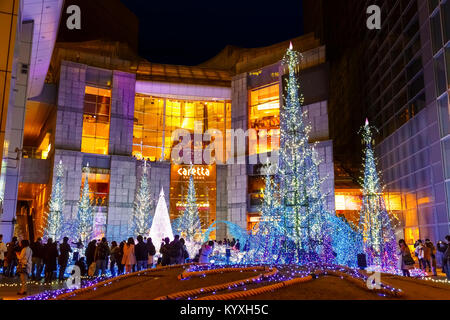 TOKYO, Japan - 27 November 2015: Illuminationen bis Licht im Caretta Shiodome Einkaufszentrum im Stadtteil, Viertel Odaiba. Die illuminationen" für vorbereitet Stockfoto