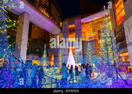 TOKYO, Japan - 27 November 2015: Illuminationen bis Licht im Caretta Shiodome Einkaufszentrum im Stadtteil, Viertel Odaiba. Die illuminationen" für vorbereitet Stockfoto