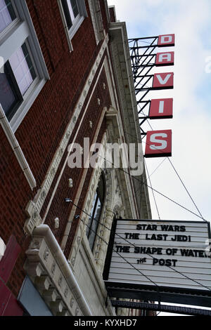 Die Davis, ein kleines Viertel Kino in Chicago's Lincoln Square, zeigt Titel auf dem Festzelt von einigen der größten Filme von 2017 Stockfoto