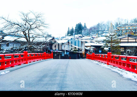 Rote Brücke oder Nakabashi Brücke in Takayama Takayama-shi, Japan Stockfoto