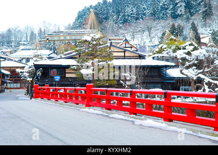 Rote Brücke oder Nakabashi Brücke in Takayama Takayama-shi, Japan Stockfoto