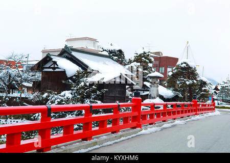 Rote Brücke oder Nakabashi Brücke in Takayama Takayama-shi, Japan Stockfoto