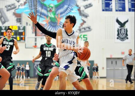 Spieler während einer Fahrt über die Baseline vor verschmutzt sein auf dem Scoring versuchen. USA. Stockfoto