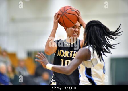 Player nach oben ziehen, um eine Offensive, während das Streben der Basketball von einem Verteidiger zu schützen. Stockfoto