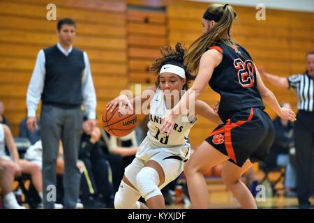 High School guard Fahren auf eine Defender auf einem Pfad, der Sie in die Hoop nehmen würde. USA. Stockfoto