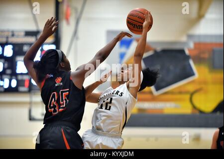 Nach Aufnahme Kontakt von einem Verteidiger, Spieler verlor die Kontrolle über den Basketball während der Fahrt auf der Hoop für eine mögliche Aufnahme. USA. Stockfoto