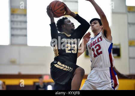 Player fahren auf den Korb und ein Verteidiger während einer Reise entlang der Grundlinie während einer High School Basketball Spiel. USA. Stockfoto