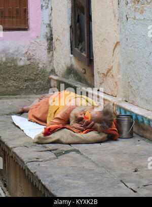 Indische Mann schläft auf der Straße in Varanasi Indien. Stockfoto