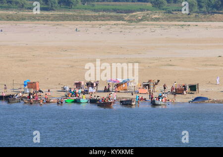 Die Menschen baden im Ganges Varanasi Indien. Stockfoto