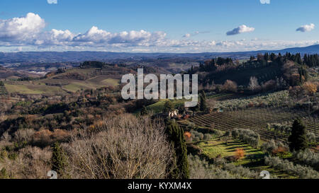 Malerische Luftaufnahme der toskanischen Landschaft in der Nähe von San Gimignano, Siena, Toskana, Italien Stockfoto