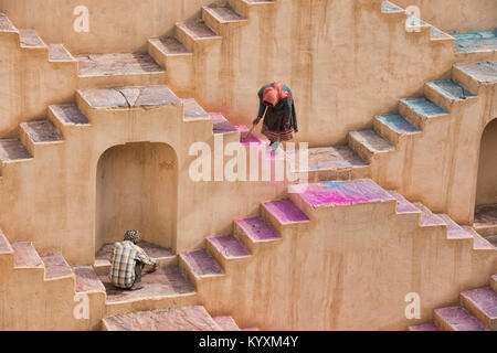 Kehrmaschinen am Panna Meena ka Kund stepwell, Jaipur, Indien Stockfoto