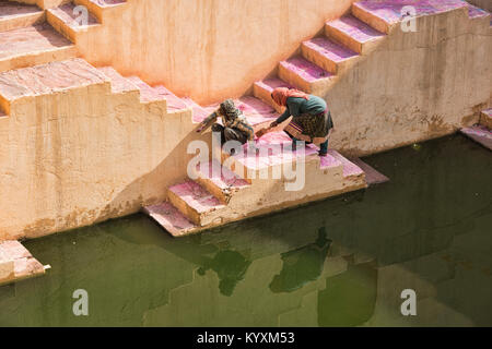 Kehrmaschinen am Panna Meena ka Kund stepwell, Jaipur, Indien Stockfoto