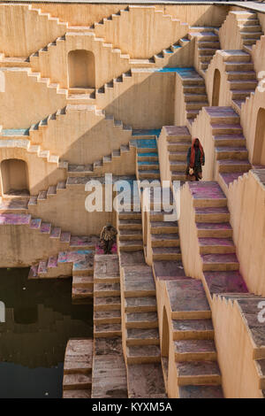 Kehrmaschinen am Panna Meena ka Kund stepwell, Jaipur, Indien Stockfoto