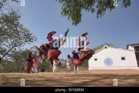 Traditionelle Tänzer am Shilpgram Arts Festival, Rajasthan, Indien Stockfoto