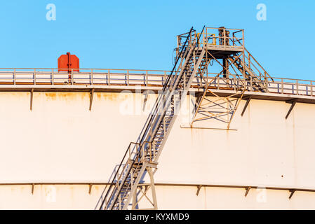 Detail einer Treppe neben einer großen Öl Behälter an einem sonnigen Nachmittag im Hafen von Rotterdam. Stockfoto