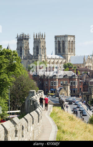Blick auf York Minster von den City Walls, York, North Yorkshire ...