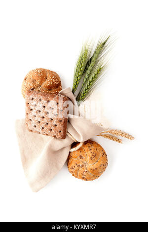 Lecker Weizen Gebäck Brot mit Mehl von Weizen von oben auf weißem Hintergrund. Stockfoto