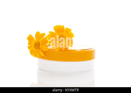 Pflegecreme mit Calendula Flower Extract. Gesunde calendula Creme. Calendula officinalis. Stockfoto