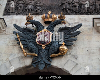 Kaiserlichen Doppeladler in der Goldenen Krone über die Ioan Tor am Eingang der Peter und Paul Festung in St. Petersburg, Russland Stockfoto