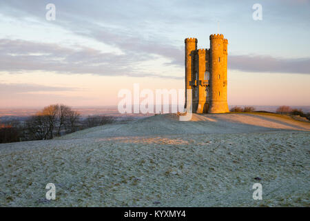 Broadway Tower im winter frost bei Sonnenaufgang, Broadway, die Cotswolds, Worcestershire, England, Vereinigtes Königreich, Europa Stockfoto