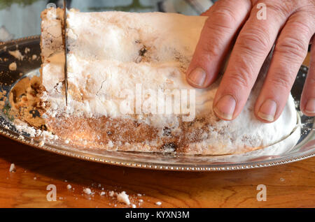 Weihnachten Brot schneiden. Stockfoto