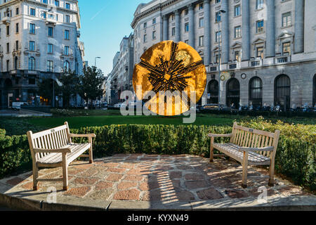 Disco Skulptur von Arnaldo Pomodoro in Mailand, Italien Stockfoto