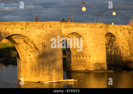 Sonnenuntergang, Sonnenuntergang, Alte, Brücke, Le Pont Vieux, Pont Vieux, Alte Brücke, Carcassonne, Aude, Languedoc, Roussillon, Royal, Frankreich, Stockfoto