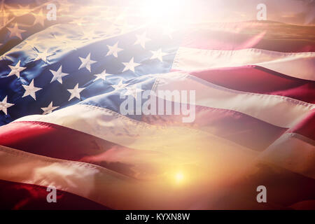 USA-Flagge. Amerikanische Flagge. Amerikanische Flagge Wind bei Sonnenuntergang und Sonnenaufgang. Close-up. Stockfoto