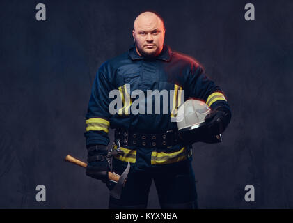 Feuerwehrmann hält die Axt. Stockfoto