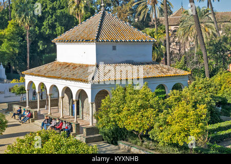 ALCAZAR SEVILLA SPANIEN PALACIO DE DON PEDRO AUS DER GALERIA DE GRUTESCOS Besucher genießen den Sonnenschein Stockfoto