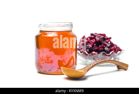 Krug Honig und getrockneten Cranberry auf weißem Hintergrund. Gesunde Ernährung Stockfoto