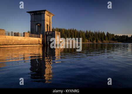Die Staumauer von Alwen Reservoir, North Wales, mit Reflektion Stockfoto
