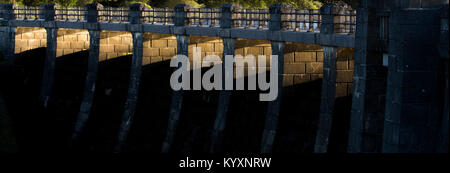 Detail der Staumauer von Alwen Reservoir, North Wales Stockfoto