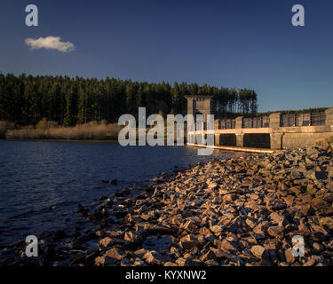 Die Staumauer von Alwen Reservoir an einem Sommertag im Norden von Wales Stockfoto