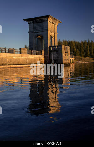 Die Staumauer von Alwen Reservoir, North Wales, mit Reflektion Stockfoto