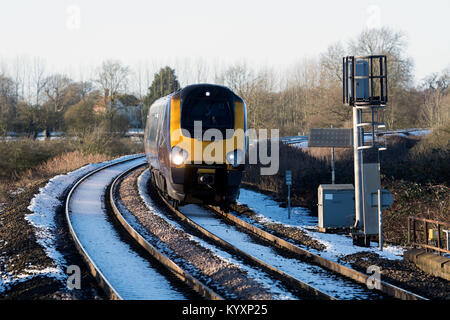 Arriva länderübergreifende Voyager Diesel der Zug nähert sich Warwick Parkway Station bei Schneewetter, Warwickshire, Großbritannien Stockfoto