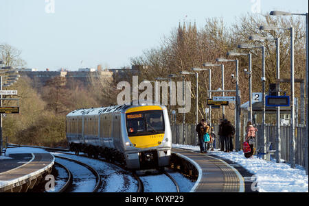 Klasse 168 Chiltern Railways diesel Zug an der Warwick Parkway Station bei Schneewetter, Warwickshire, Großbritannien Stockfoto