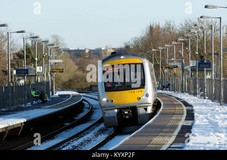 Klasse 168 Chiltern Railways diesel Zug an der Warwick Parkway Station bei Schneewetter, Warwickshire, Großbritannien Stockfoto