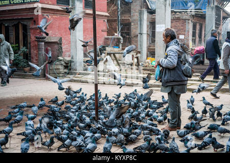 Die lokale Bevölkerung in der Jagannaath Tempel, Bhaktapur, Nepal, Asien. Stockfoto