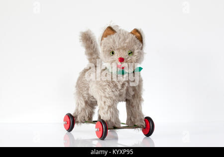 Ein Vintage Deutschen Hermann Marke Mohair Katze Teddy Spielzeug auf Rädern Stockfoto