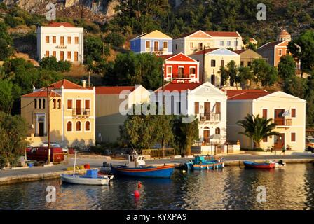 Blick auf den Hafen der Stadt Kastelorizo, Insel Kastelorizo, Dodekanes, Griechenland. Stockfoto