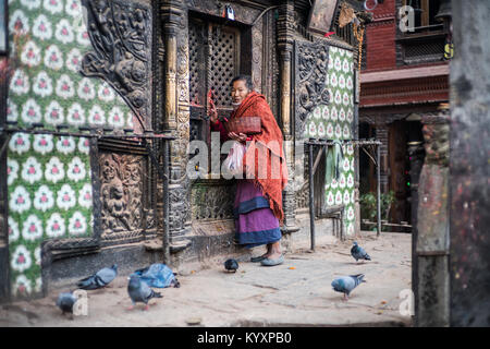 Die lokale Bevölkerung in der Jagannaath Tempel, Bhaktapur, Nepal, Asien. Stockfoto