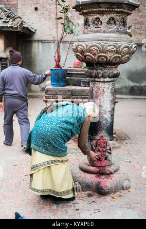 Die lokale Bevölkerung in der Jagannaath Tempel, Bhaktapur, Nepal, Asien. Stockfoto