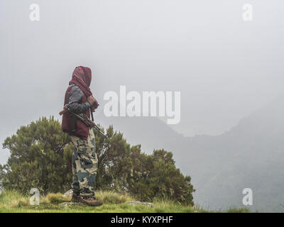 Ein Mann, der mit einer Kalaschnikow in Semien Berge, Ehtiopia. Stockfoto