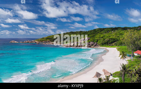 Luftaufnahme von Grand Anse Beach in Insel La Digue, Seychellen. Stockfoto